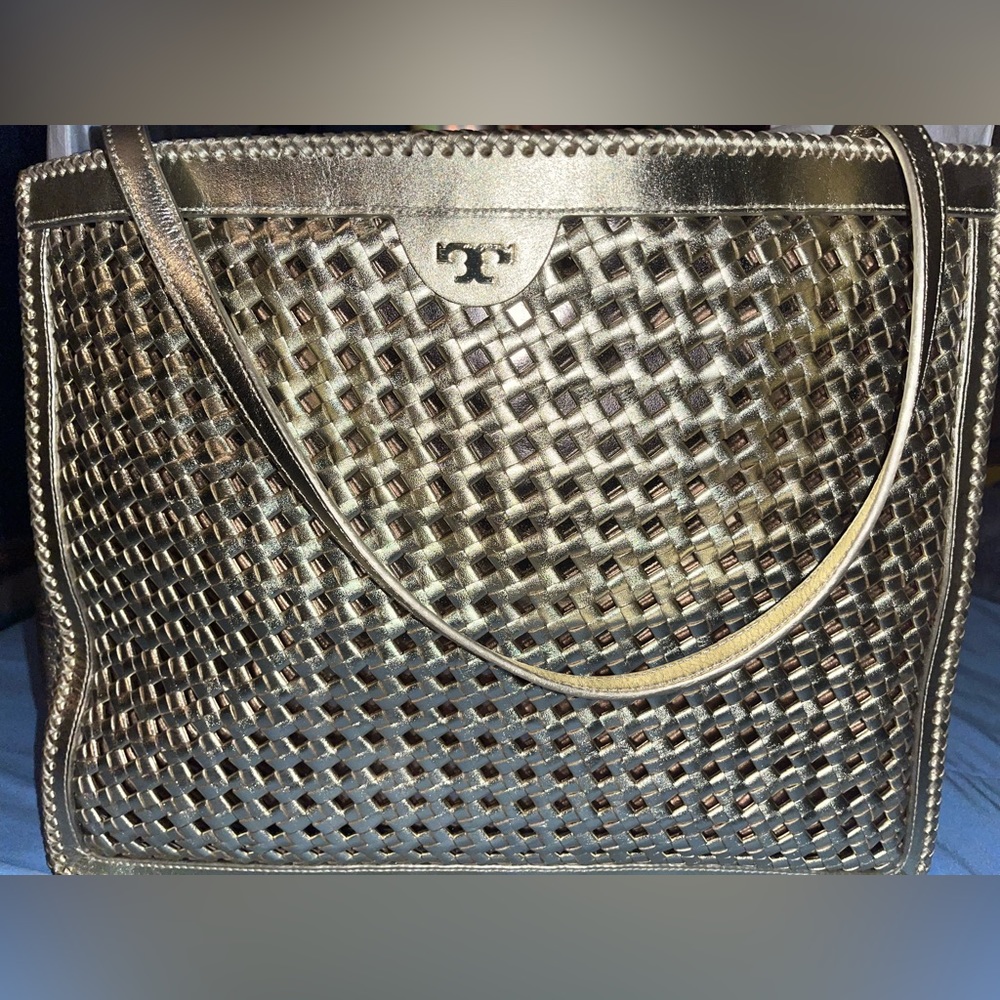 Never been used Tory Burch tote bag. It’s been in storage but I never used it.